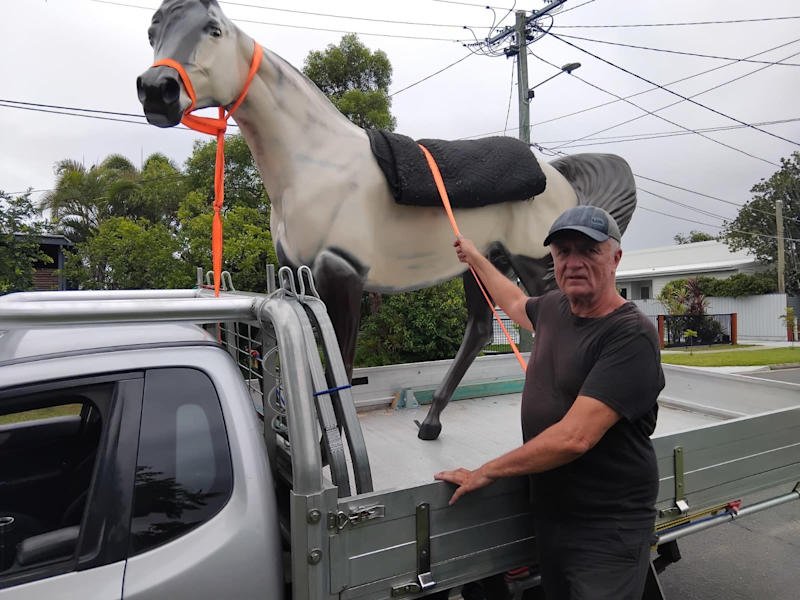 Man with EXTRA BIG TRAY Ute - From $50 - Fast & Efficient